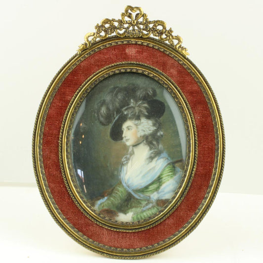 Fint miniature portræt af kvinde siddende med hat, antagelig malet på ben