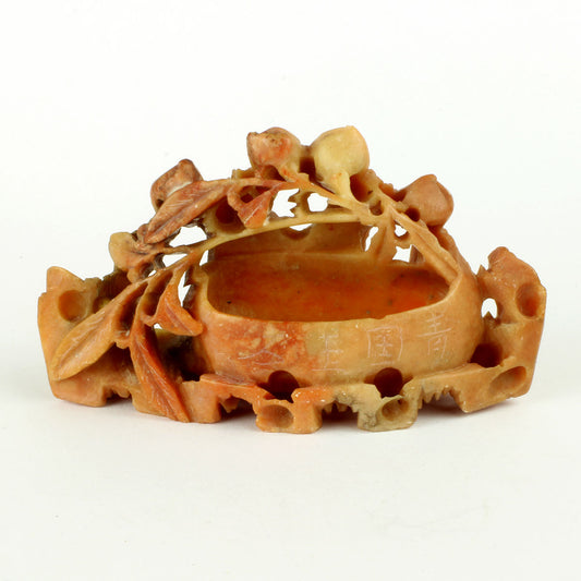 penselvasker skåret i hård sten med kinesiske skrifttegn