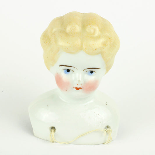 Lille dukkehoved fremstillet af bemalet porcelæn ca. år 1900