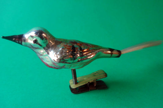 Jule glasfugl af håndmalet blæstglas, monteret med glasfiberhale, og klemmeholder i metal.