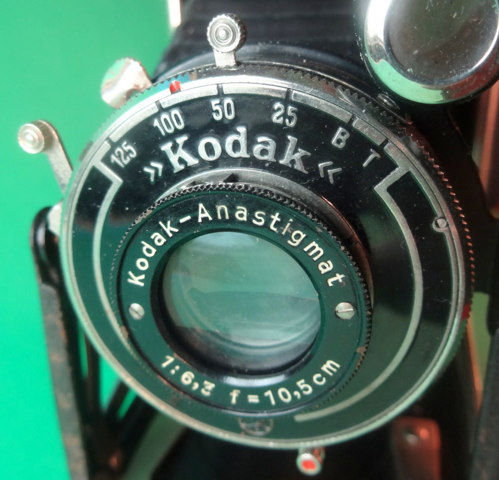 Sammeklappeligt kodak bælgkamera, i tilhørende lædertaske.