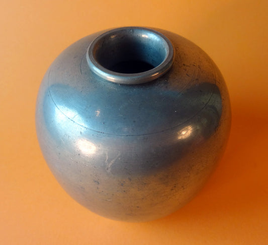 Buttet rund vase fra Norge, stemplet OTM, TINN.