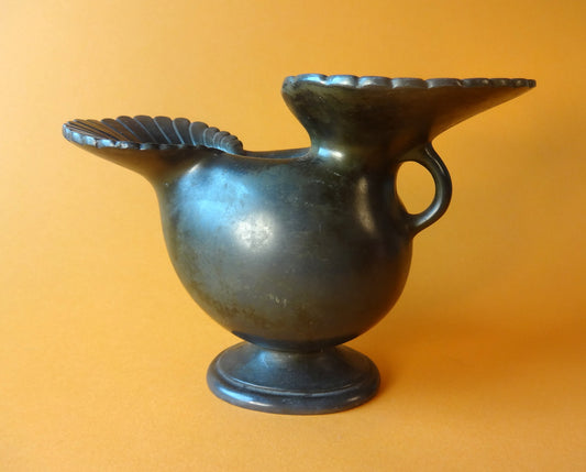 Organisk formet vase i discometal, med to stiliseret blade og hank, stemplet Just Andersen Danmark, nr. D118.