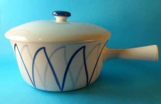 Lyngby ildfast porcelæn, låg gryde i serien Danild.