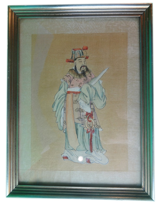 Persongengivelse på papir, vævet af silke, indrammet i smal sølvramme. Kinesisk/engelsk beskrivelse på bagside.