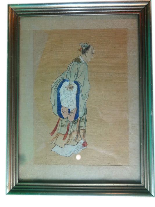 Persongengivelse på papir, vævet af silke, indrammet i smal sølvramme. Kinesisk/engelsk beskrivelse på bagside.