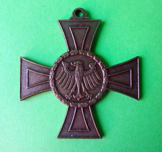 Se bagside af emblem.