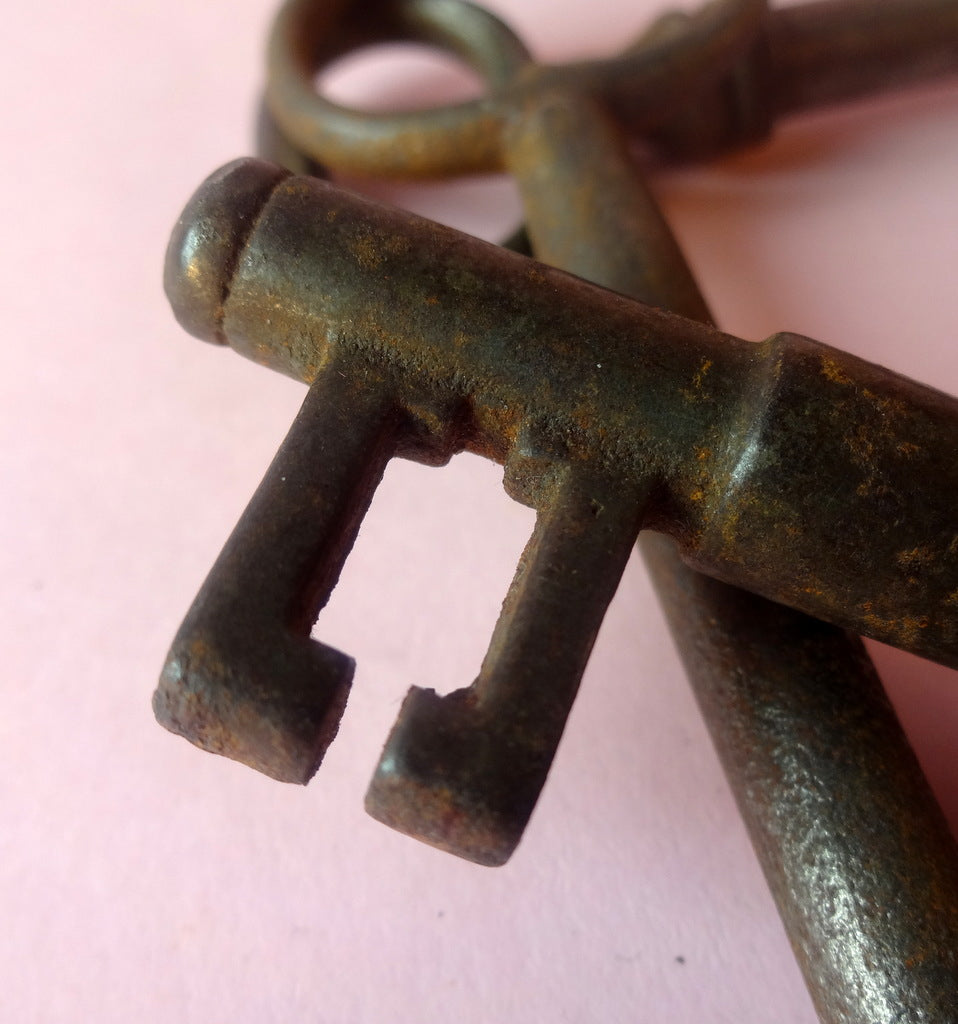 3 gamle nøgler af jern