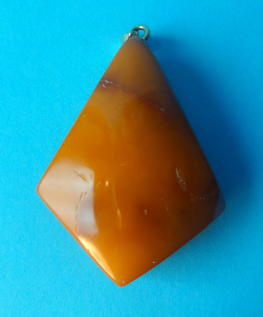 Kraftig spætte af dansk mælkesav. Monteret med 14K ustemplet guld.