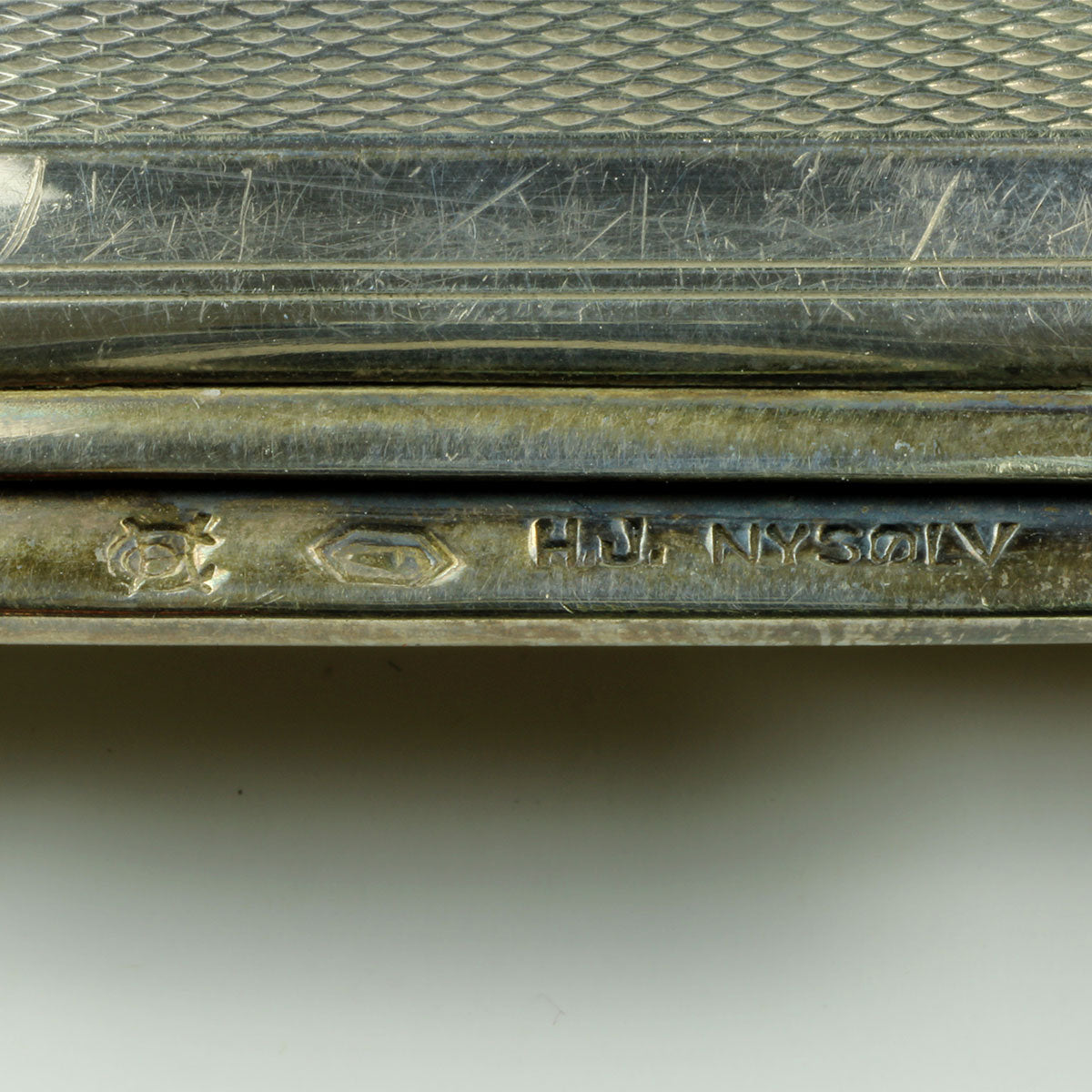 Cigaretetuiet er stemplet på lukkeknap HV NYSØLV