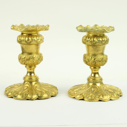 Et par franske lugeforgyldte lysestager af bronze
