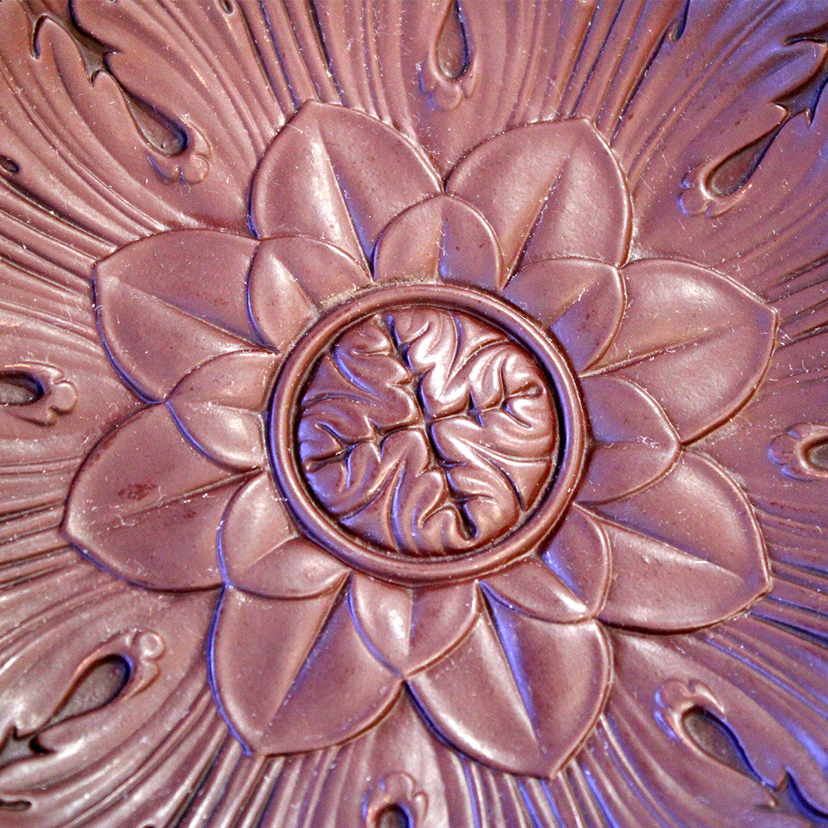Orientalsk porcelænsfad med flotte detaljer af lotus blomst