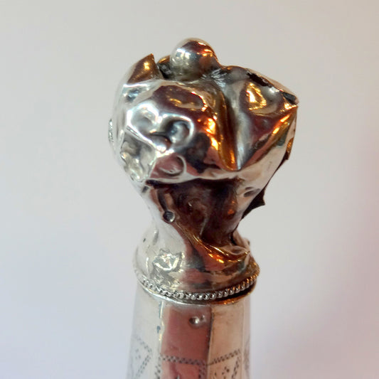 Afsluttet i otte-kantet hals monteret med sølv med motiver