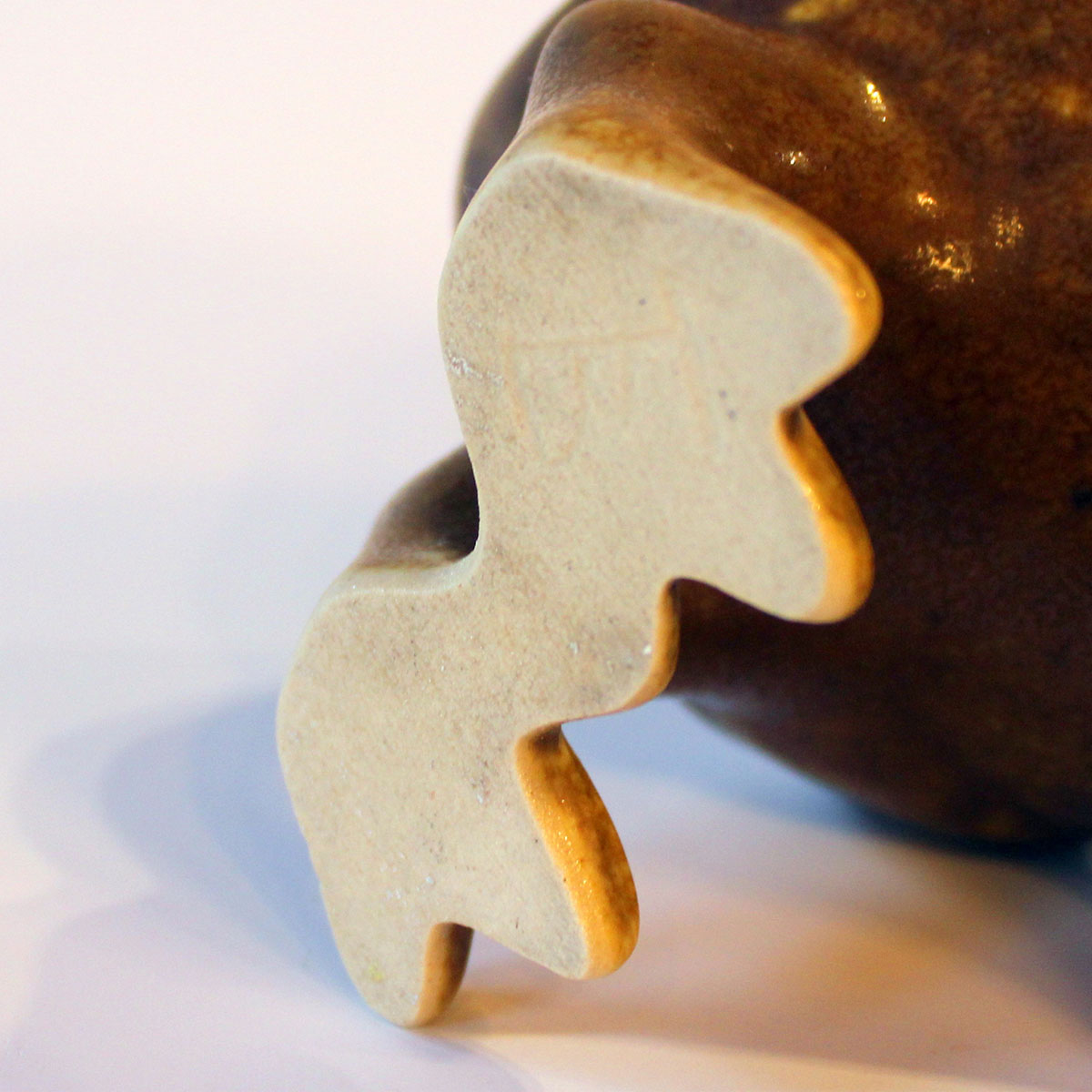 Under højre ben signeret Knud Basse