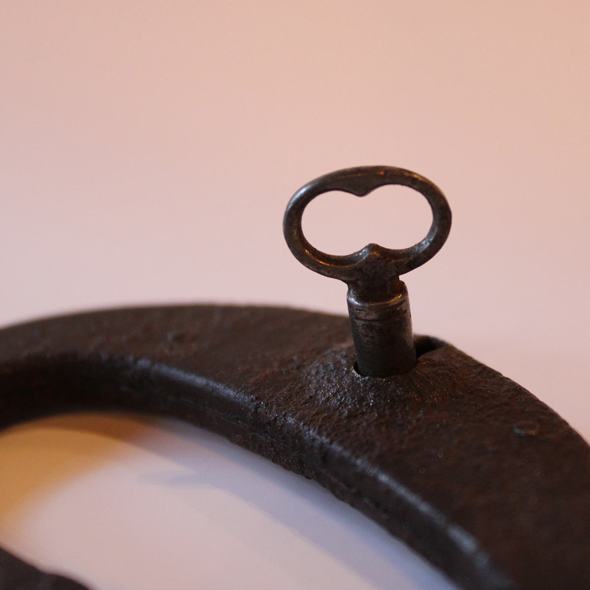 Hængelås antik fremstillet af smedet og stanset jern