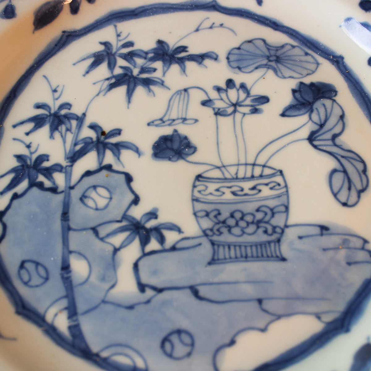 Tallerkenen er fremstillet i blå glasur med motiv af vase