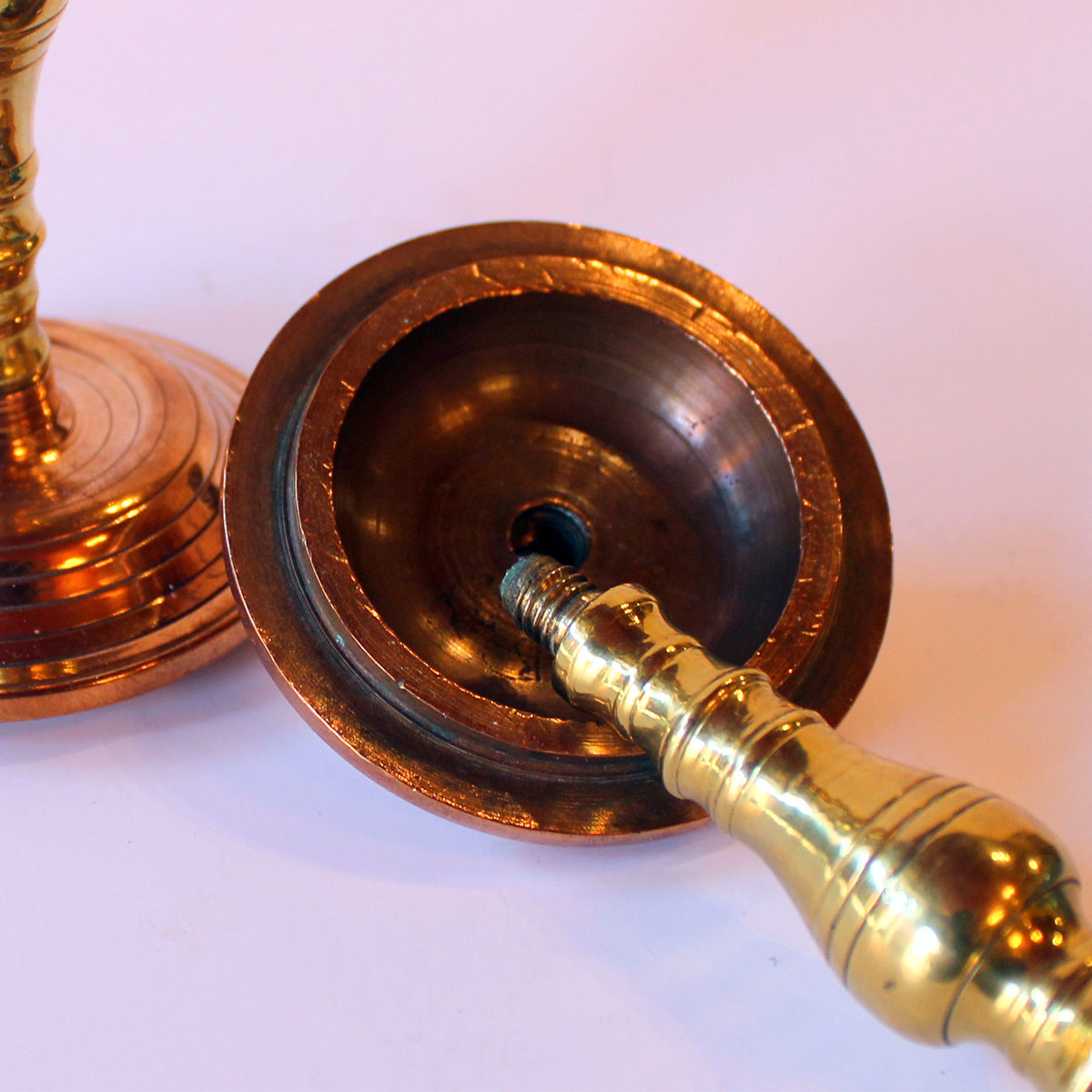 Mini-stager med hånddrejet gevind og mange fine detaljer