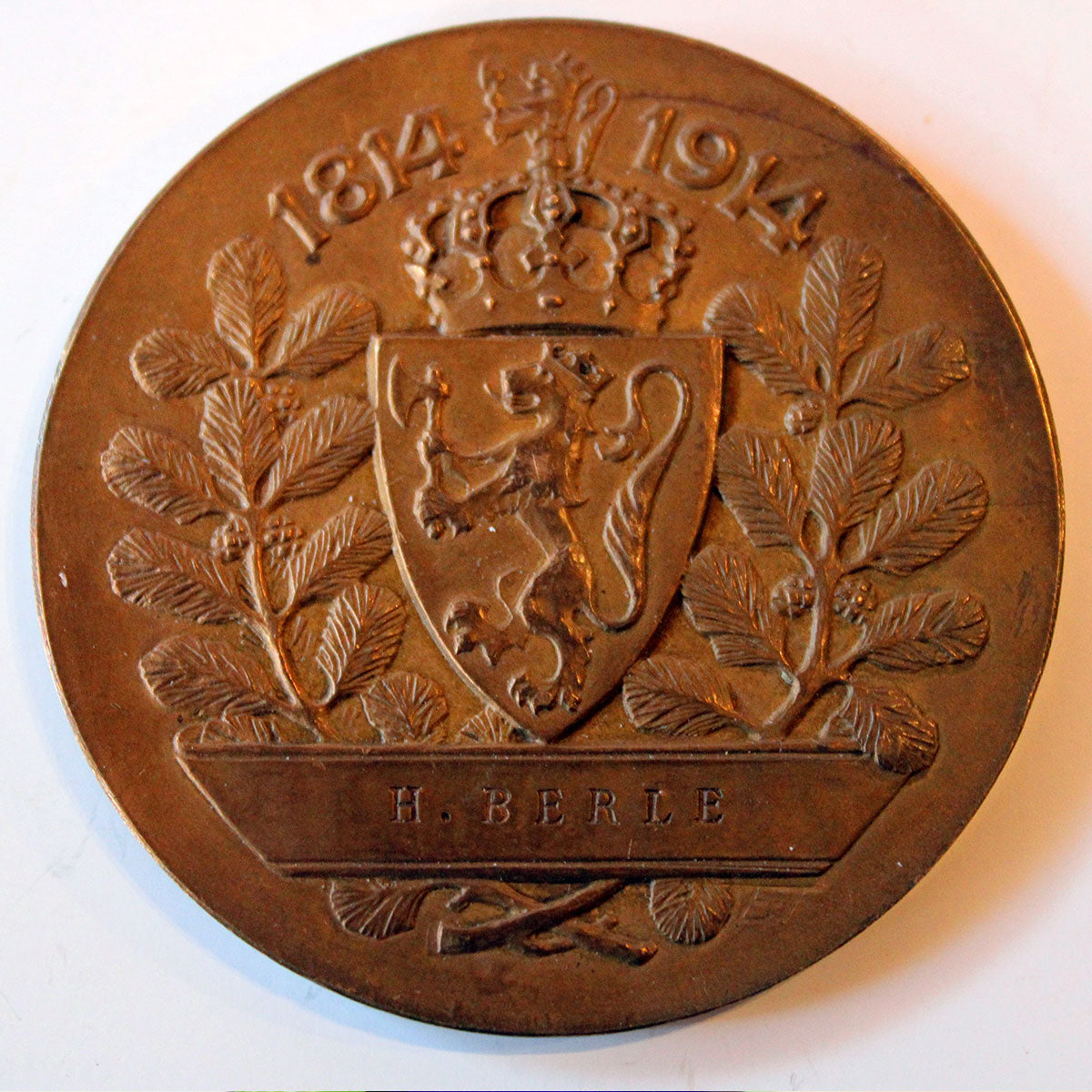 Medaljen er lavet af den norske billedhugger Daniel Niblin