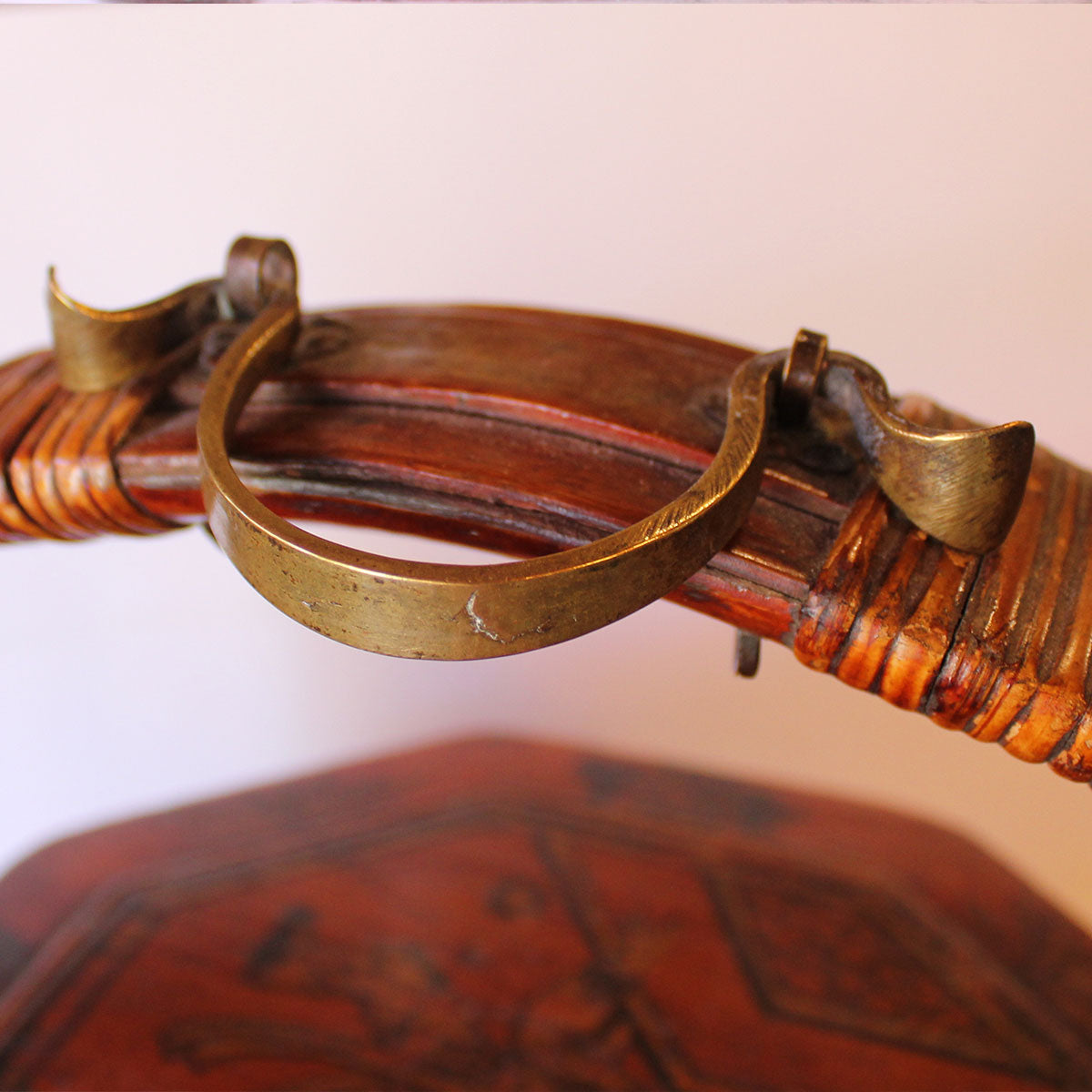 Kurven har indvendige såvel udvendige skrifttegn og digte