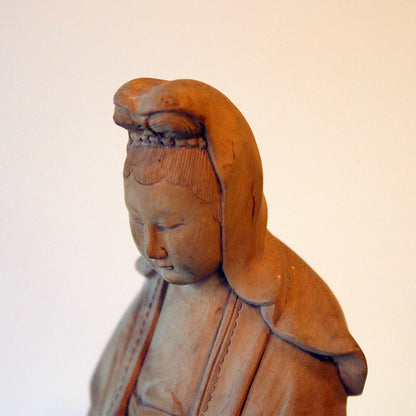 Kinesisk figur af sandeltræ forestillende velhavende kvinde
