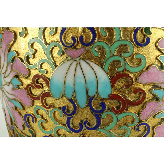 blomstermotiver i løftet relief mod bund af forgyldt baggrund