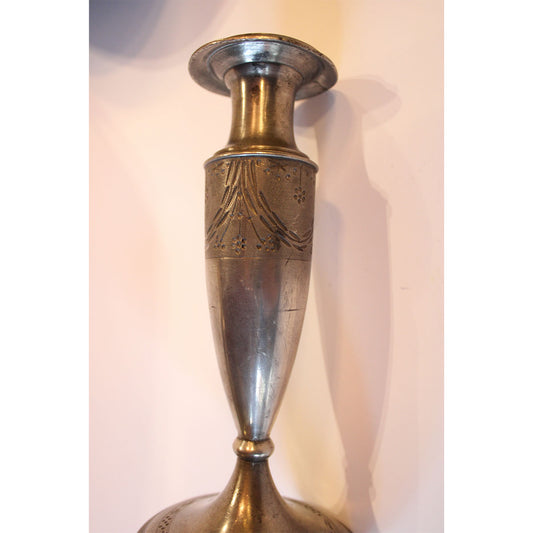 Empire stage form med dekoration af blade