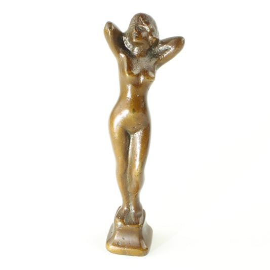 vellykket skulptur i wienerbronze forestillende stående nøgen kvinde