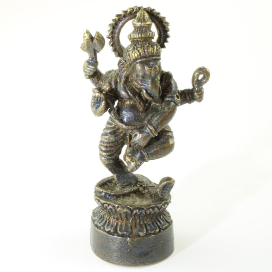 Lille figur forestillende den indiske gud Ganesha med fire arme, slanger, symboler og andet godt