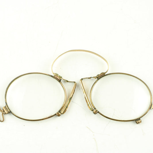 Et par antikke briller fremstillet af gulddouble med næseklemme med kork