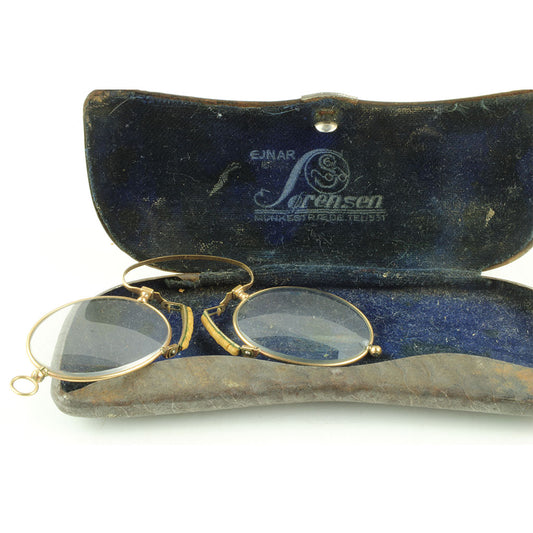 Et par briller i fin forgyldt guldstel med næseklemmer beklædt med kork