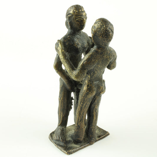 Figur af bronze primitivt støbt forestillende mand og kvinde