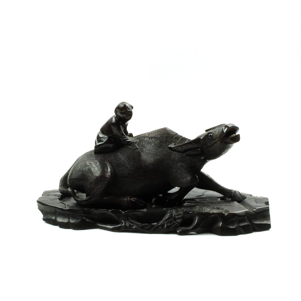 Figur forestillende vandbøffel med dreng på ryggen