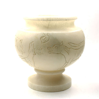 Vase skåret af alabast fra ca. 1930 med motiv af ulv