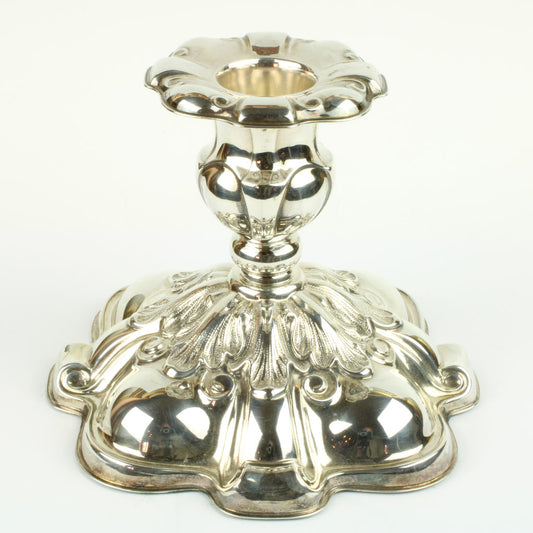 Kraftig lysestage af tretårnet sølv fremstillet hos Cohr