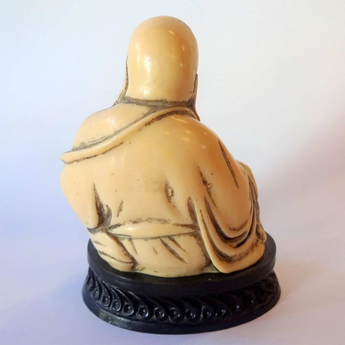 Orientalsk buddha figur siddende på podie af sort komposit