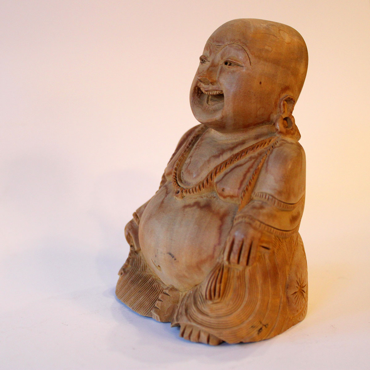Særdeles veloplagt figur af udskåret buddha/budai
