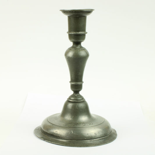 Velformet og solid lysestage af tin dateret 1820