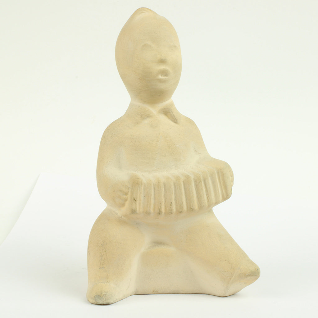 figur af uglaseret lertøj forestillende harmonik spiller fra Søholm