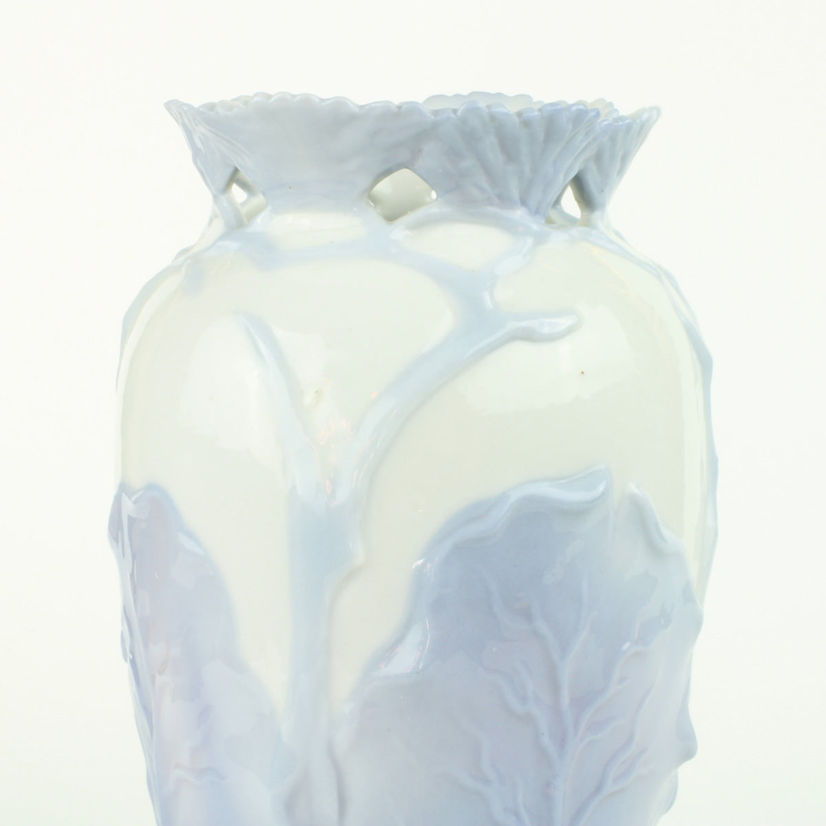 Vasen er af porcelæn med motiv af blade og stingler