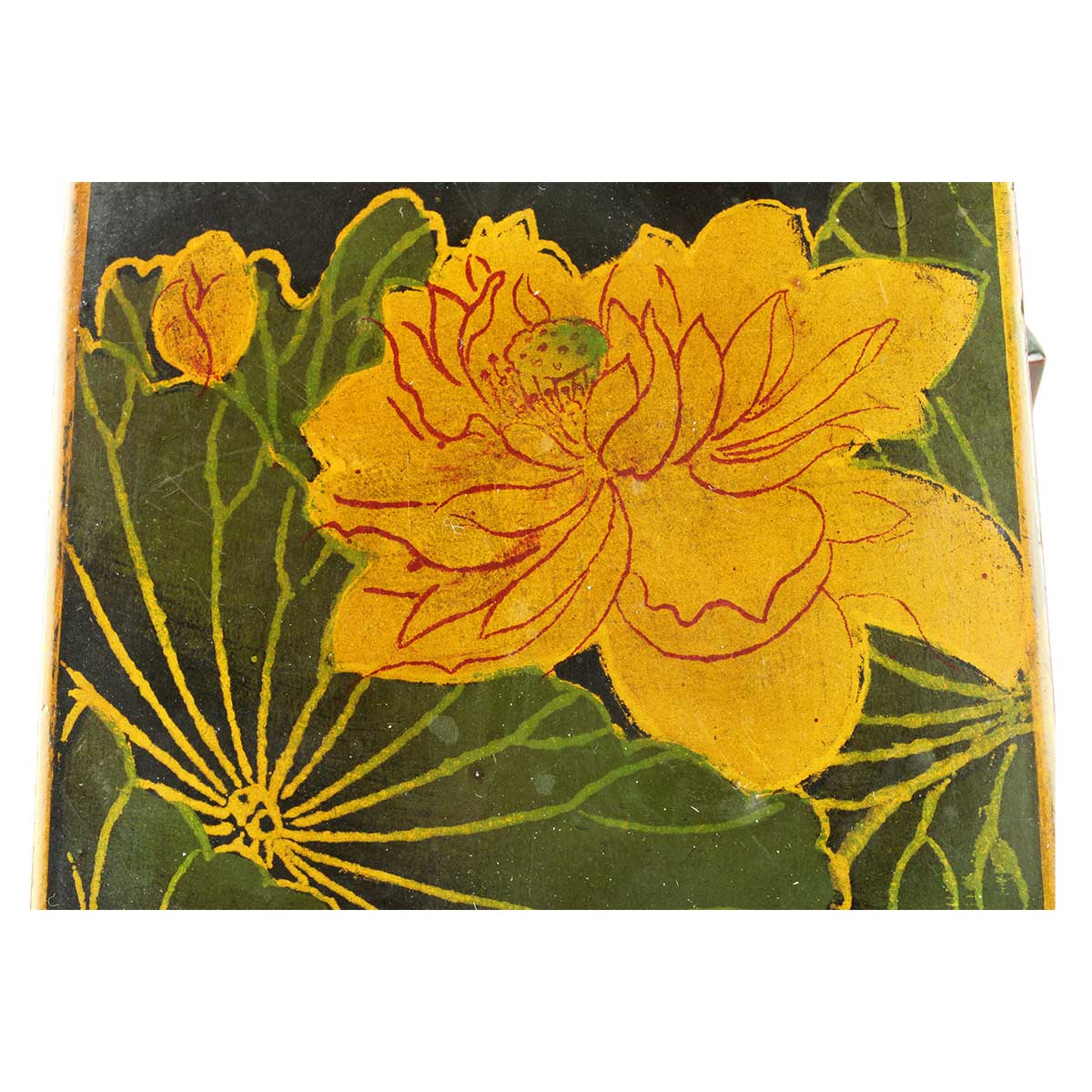 På låget er der motiv af blomst og blad antagelig åkande