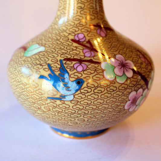 Kinesisk cloisonne vase med bagside af magnolia og fugl