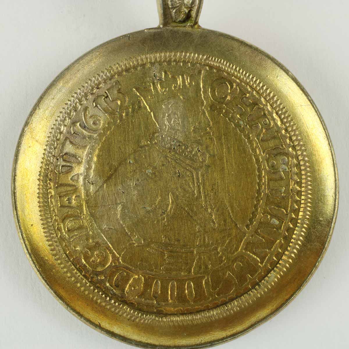 med indfattet mønt, en mark under Chr. 4 1615