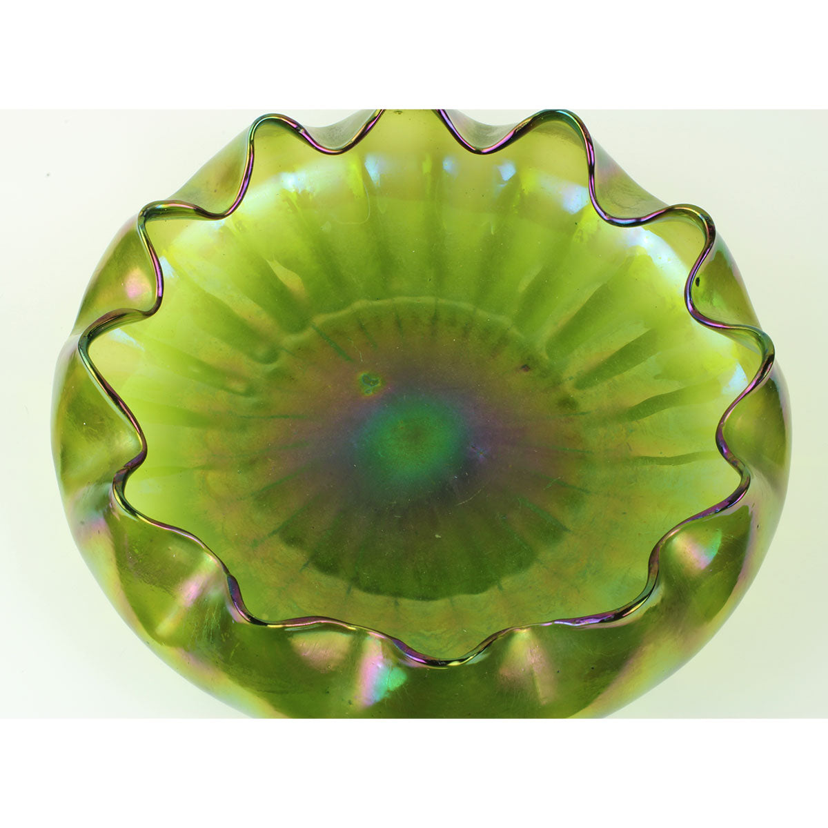 Glasskålen er fremstillet i grøn glasmasse og behandlet