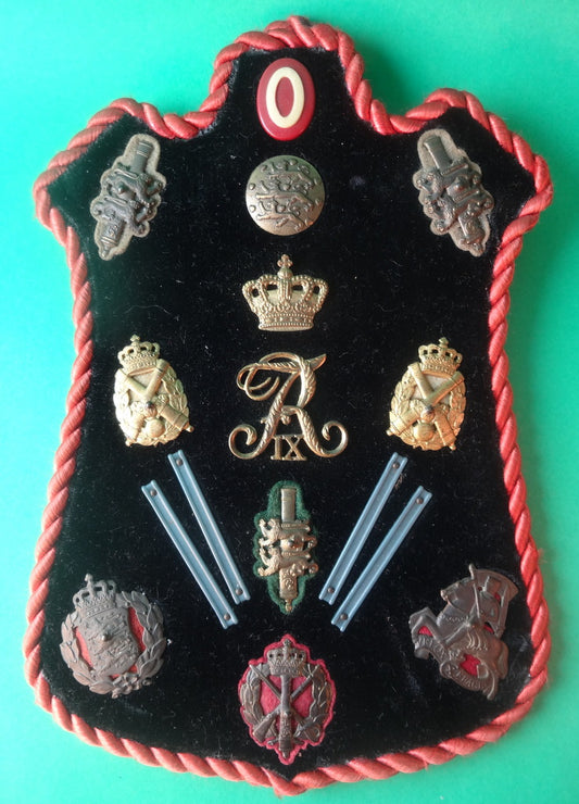 En samling emblemer fra militæreuniformer, under Frederik D.9.