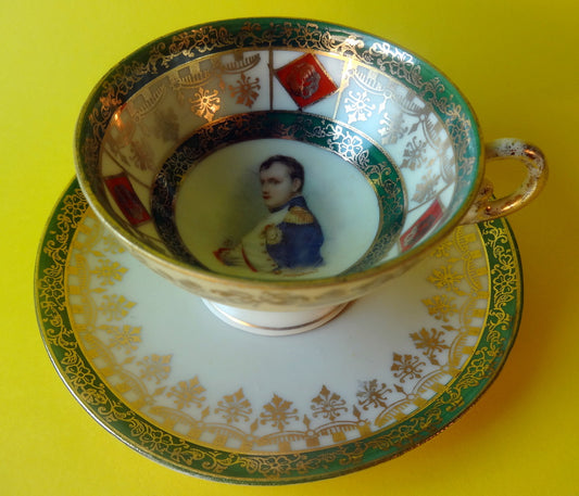 Lille håndmalet kop fra den kejserlige porcelænsfabrik i Wien. Motiv af Napoleon, signeret i billedfelt-cd.