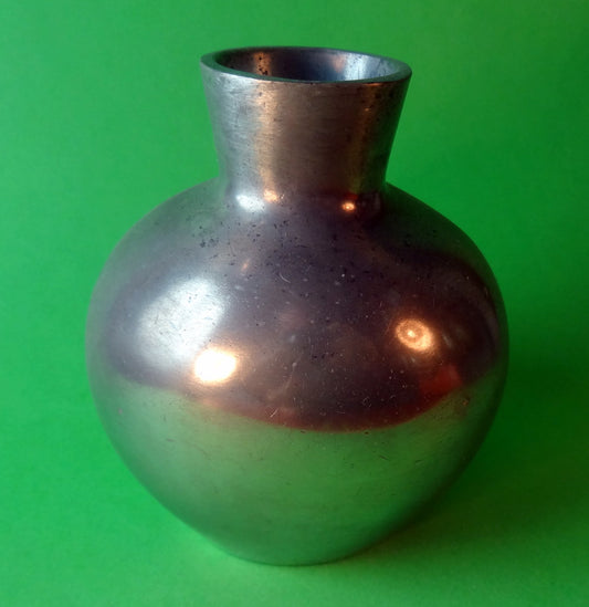 Vase af tin, stemplet Just Andersen Danmark, nr. 1522.