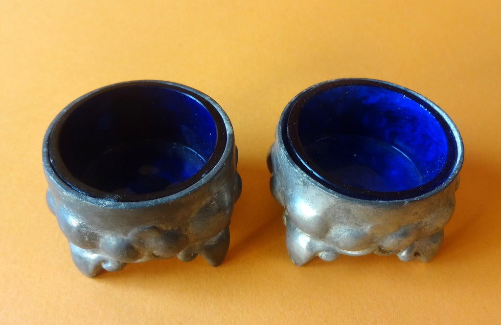 To saltkar af tin med blå glasindsats, stemplet Just Andersen Danmark, nr. 254.