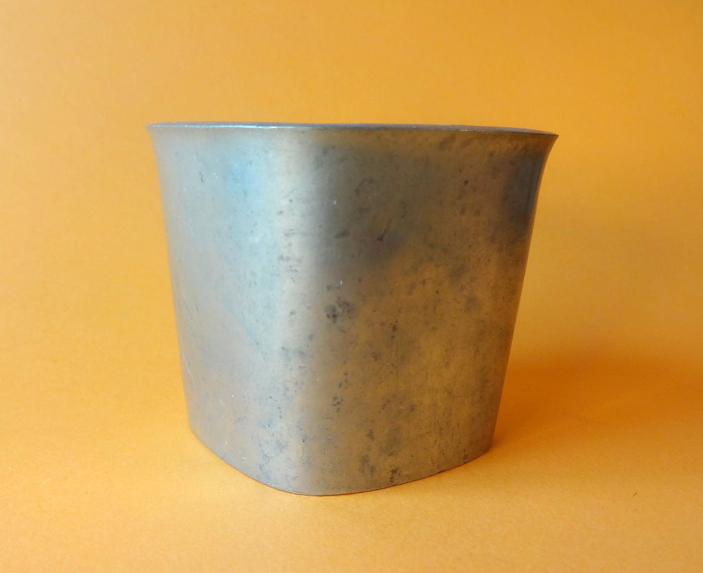 Lille vase af firkantet form, stemplet Just Andersen Danmark, nr. 2569.