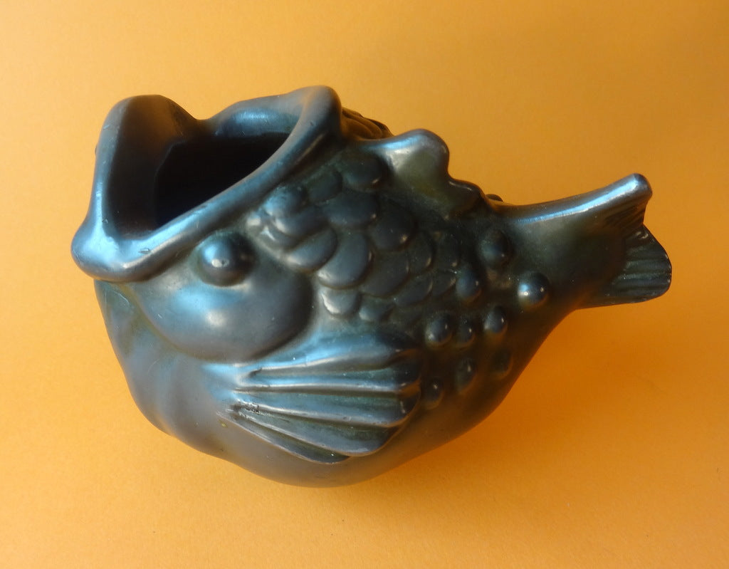 Vase af discometal formet som fisk, stemplet Just Andersen Danmark, nr. 1389.