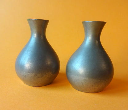 To miniature vaser af tin, stemplet Just Andersen Danmark, nr. 2492.
